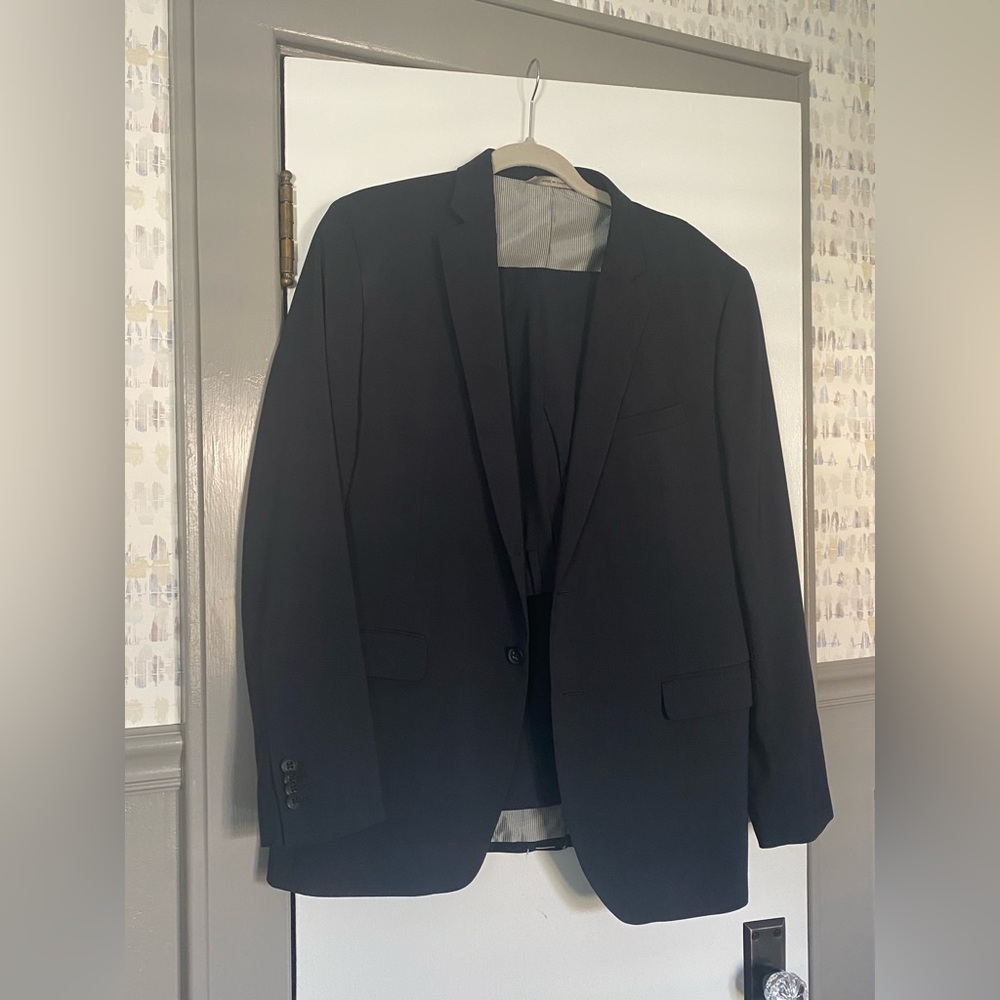Banana Republic Men’s Suit Navy- modern slim fit size 42R